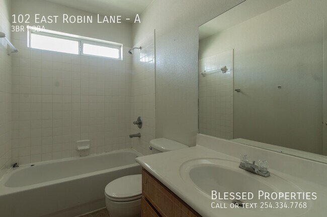 Building Photo - 102 E Robin Ln