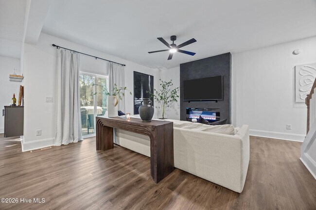 Building Photo - 521 N Hale St