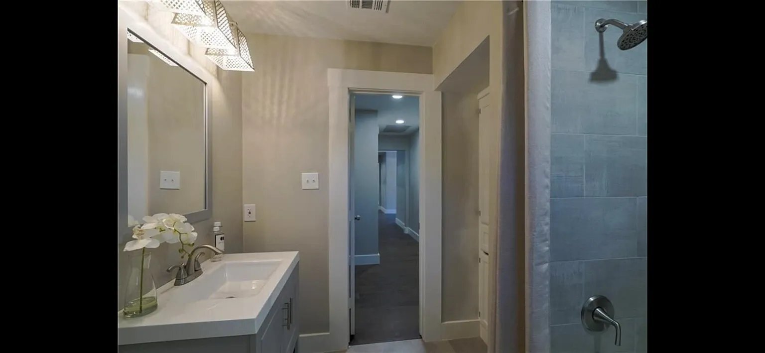 Building Photo - 4704 Woodside Dr