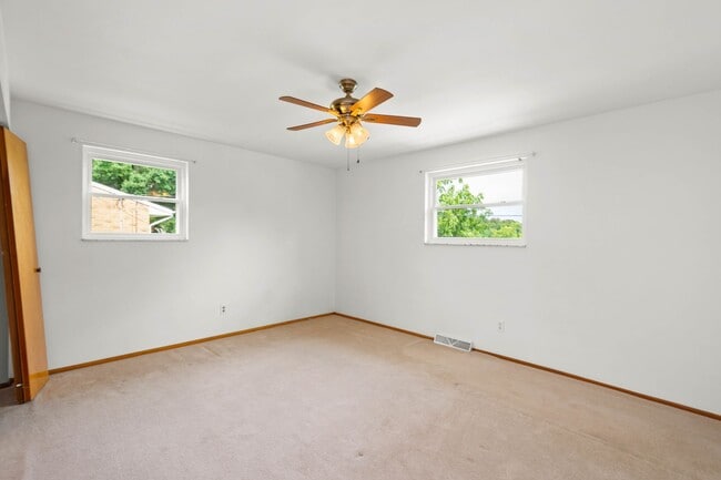 Building Photo - AVAILABLE OCT 1ST!! GORGEOUS 2 BEDROOM IN ...
