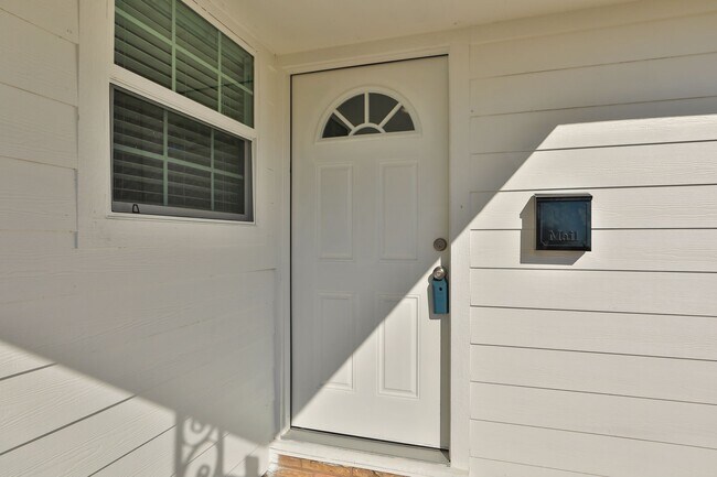 Primary Photo - 631 Edgebrook Dr