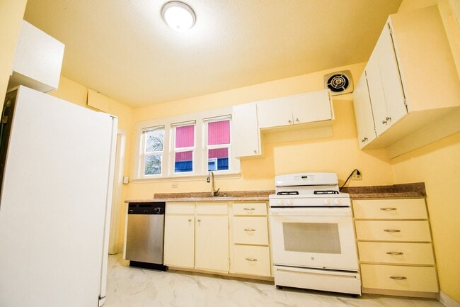 Building Photo - Spacious 4BD/2BA Two-Story Home w/ Fenced Yard & Huge Basement! Pets OK!