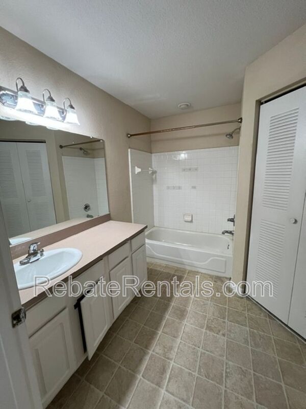 Building Photo - 13700 Richmond Park Dr N
