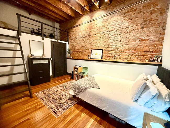 Building Photo - Beautifully Refinished Historic Downtown Apartment!