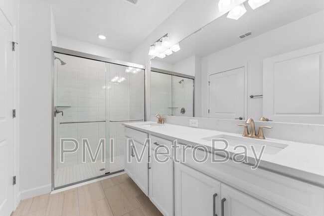 Building Photo - 17558 Holly Wl Ave