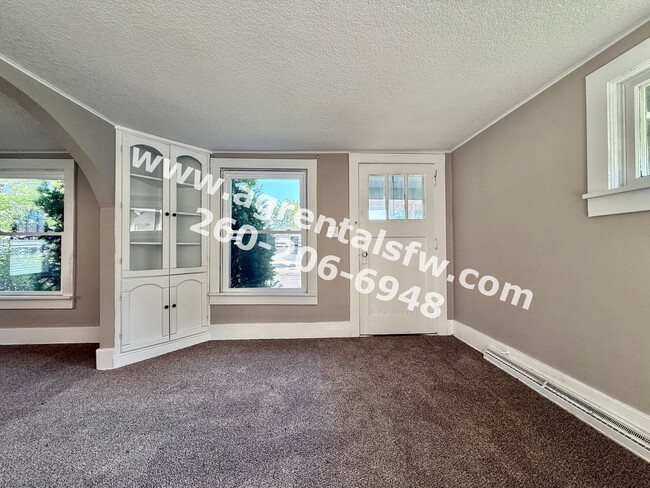 Building Photo - 3 Bedroom House