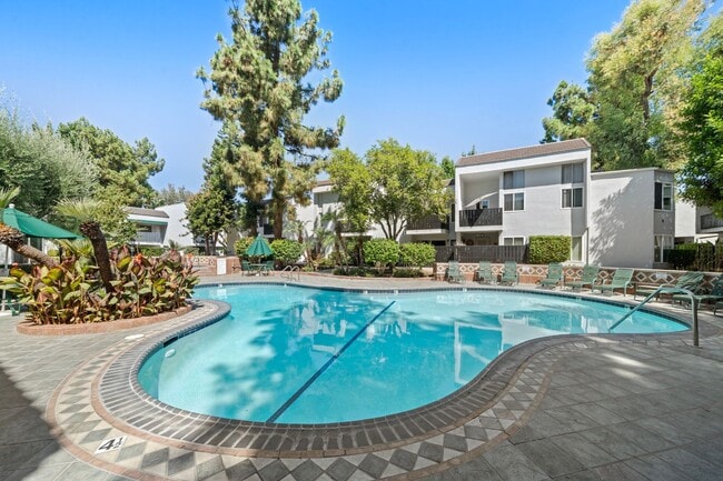 Building Photo - Top-Floor 1-Bedroom Condo with Vaulted Ceilings and Private Balcony