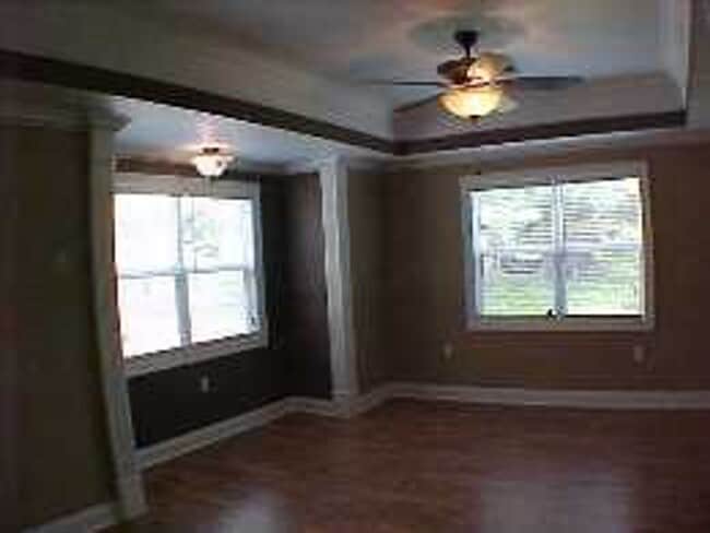 Building Photo - 3 Bedroom 2 Bath Cottage Style Home with Large Den