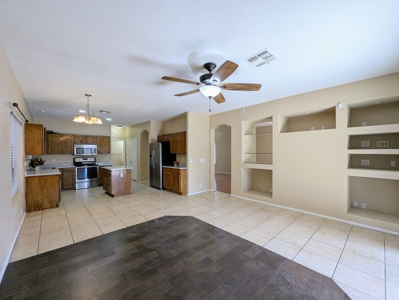 Building Photo - 8861 W Paradise Dr