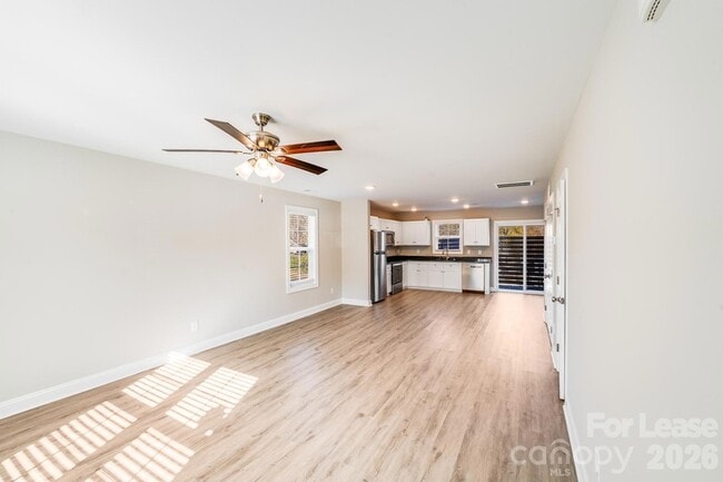 Building Photo - 604 W 8th St