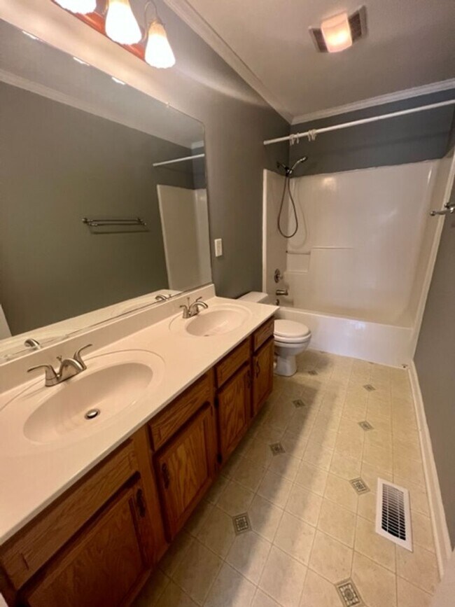 Building Photo - Three bedroom, 2 bath house in Haw River