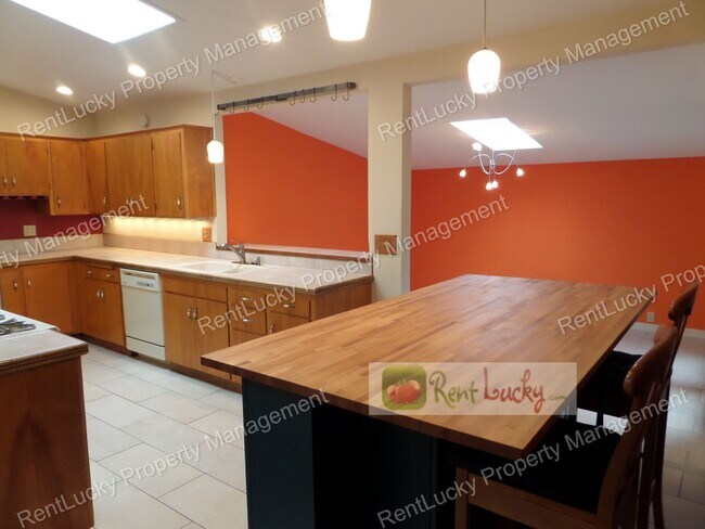 Building Photo - RARE FIND! Adorable 3-Bedroom Mid-Century Home in Great Des Moines Location!!