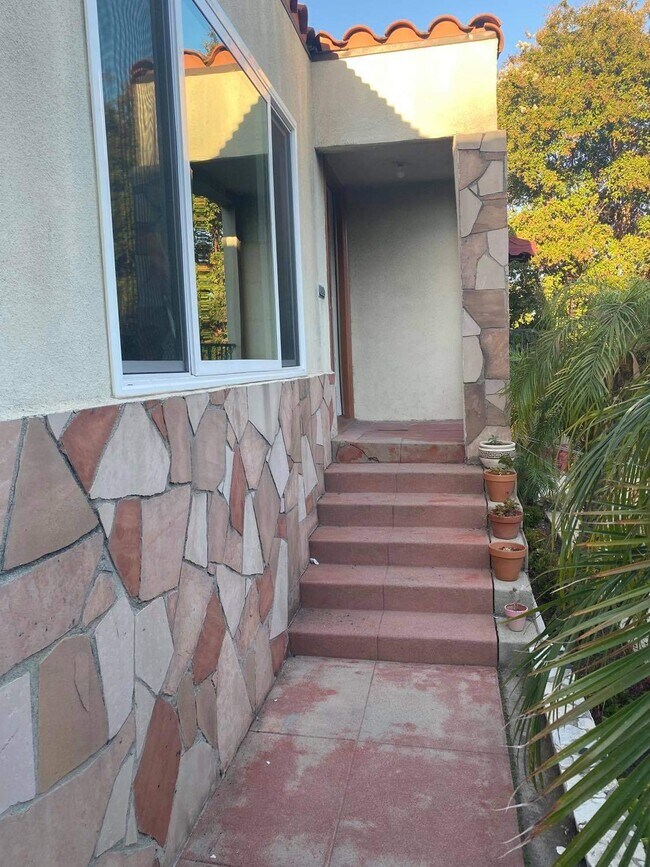 Building Photo - 4525 Avocado St