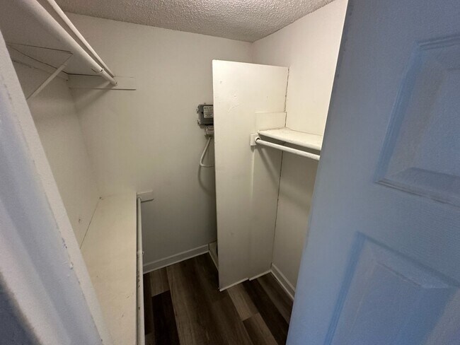 Building Photo - ** Move in Special $500 off your first months rent** FABULOUS 2 Bedroom/1 Bath Condo!!