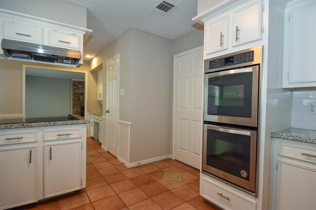 Building Photo - 1831 Willow Point Dr