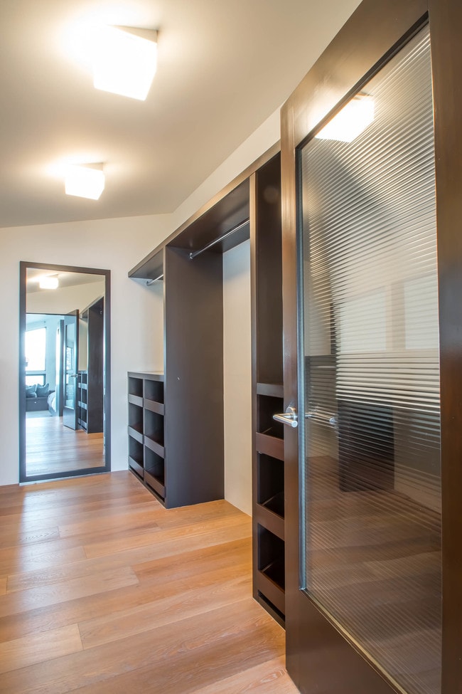 Master Closet - 1440 N Kings Rd