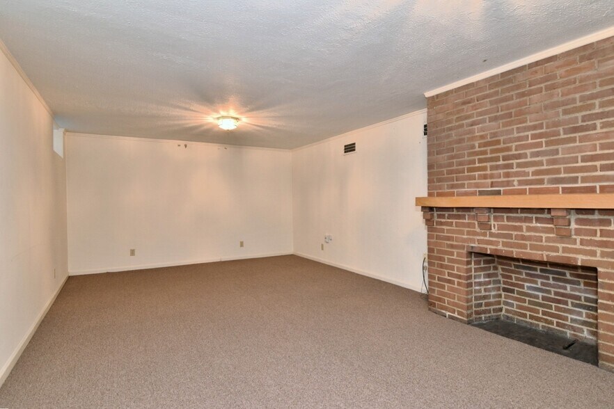 Building Photo - 2027 Riverside Dr