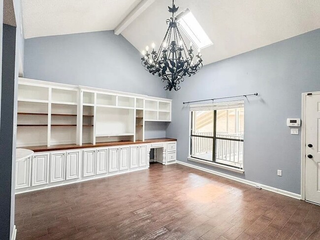 Building Photo - 1 Bed 1 Bath Condo with Community Pool and...