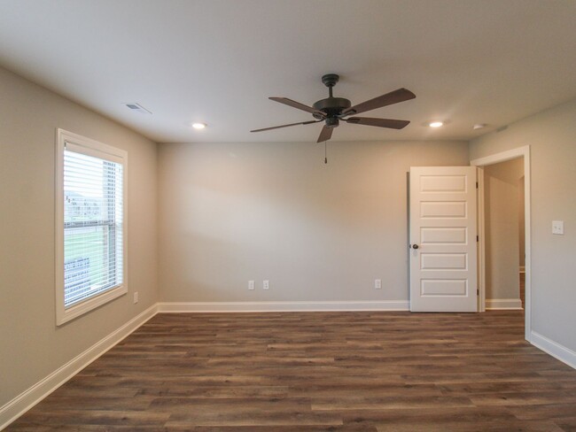 Building Photo - MOVE IN Special - 1st Month Rent FREE - Ca...