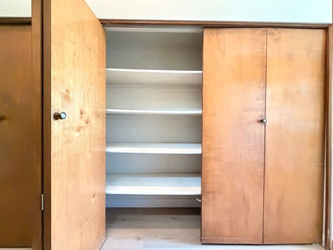 Building Photo - Lake Oswego 2 Bedroom Condo with $500 Move-In Incentive – Utilities Included!
