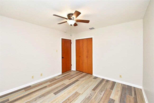 Building Photo - 1811 Laurel Oaks Dr