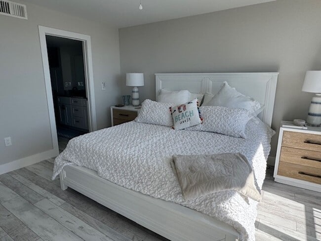 Building Photo - 2 bedroom 2 bathroom Seasonal in Punta Rassa