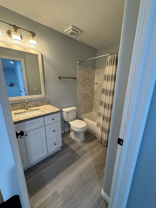 Building Photo - Townhouse with Spacious layout and convien...