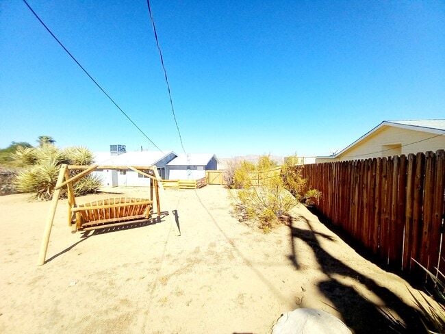 Building Photo - Fantastic Rental Opportunity in South Joshua Tree!