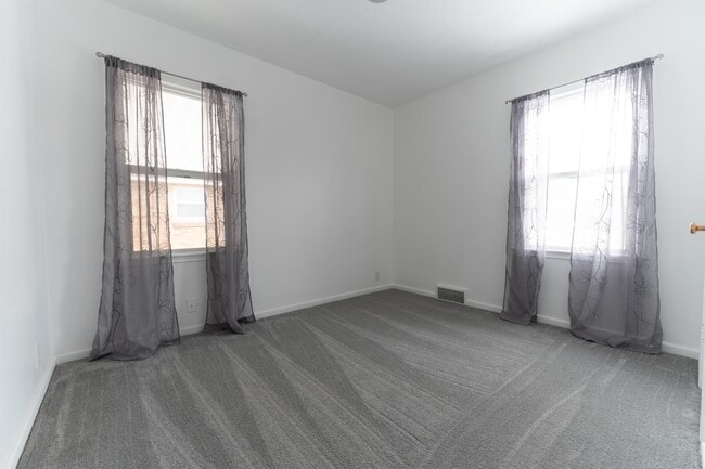 Building Photo - 15 S 400 W