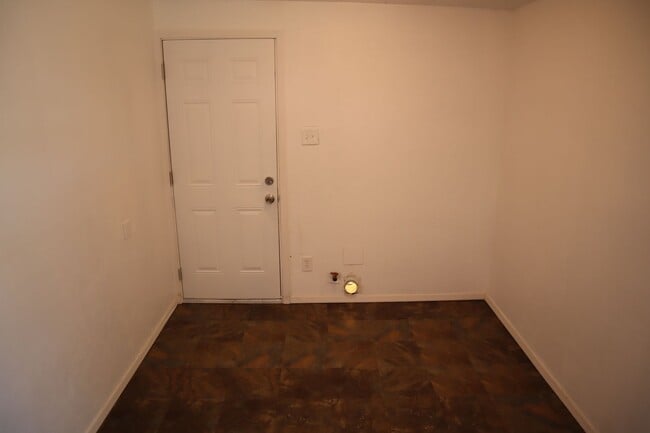 Building Photo - 120 Cochise Dr