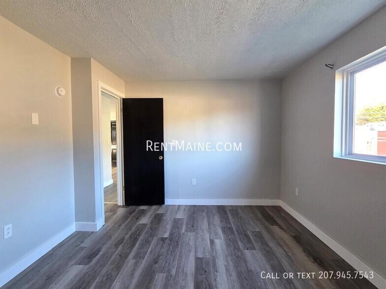 Building Photo - 8 Hillside Ln