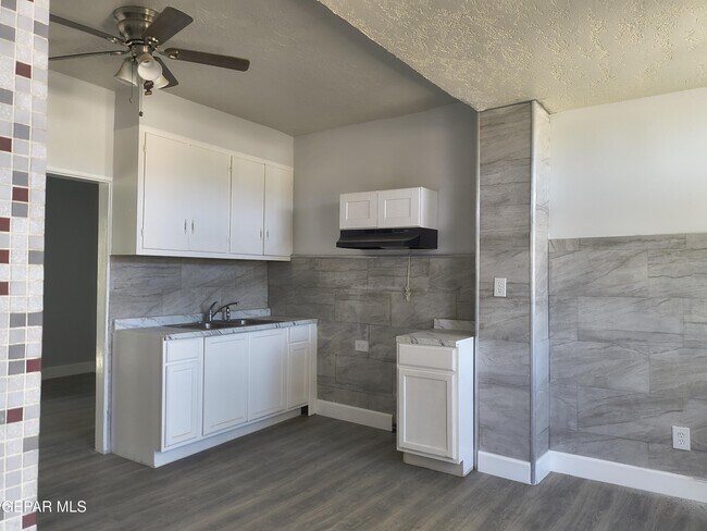 Building Photo - 714 N San Marcial St