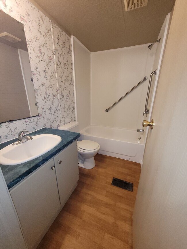Building Photo - 2 Bedroom Mobile Home New Holland