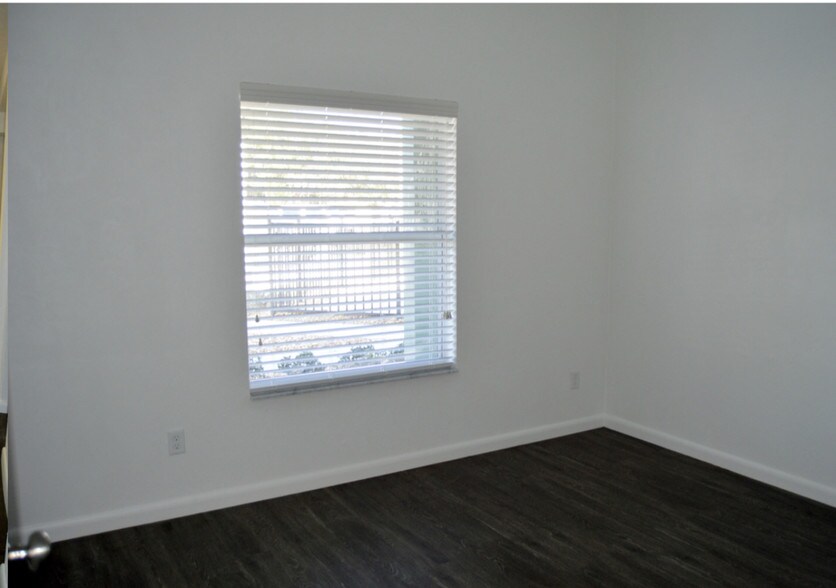 Building Photo - 1800 vics way