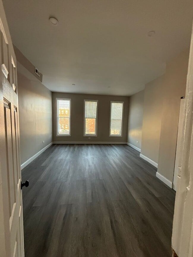 Building Photo - Beautifully Renovated!  Large, Spacious Rooms! W/D Hook-Up! Available Now!