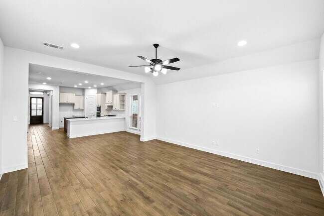 Building Photo - Elegant Home with Luxurious Features and R...