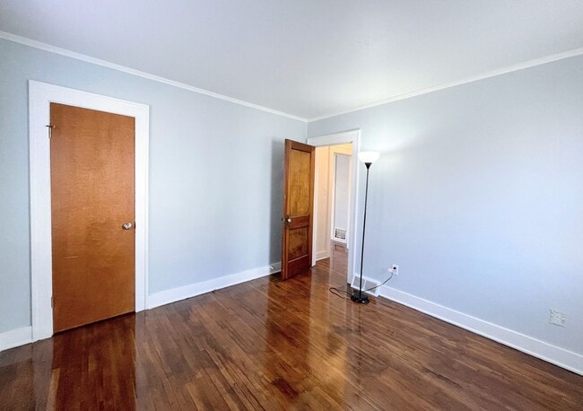 Building Photo - Updated 2 bedroom home