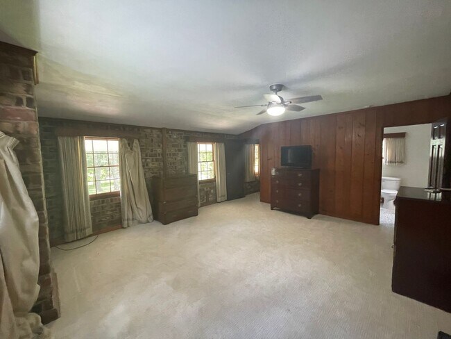 Building Photo - Stunning 3-Bedroom Home with Attached Private Suite – Fully Updated & Move-In Ready