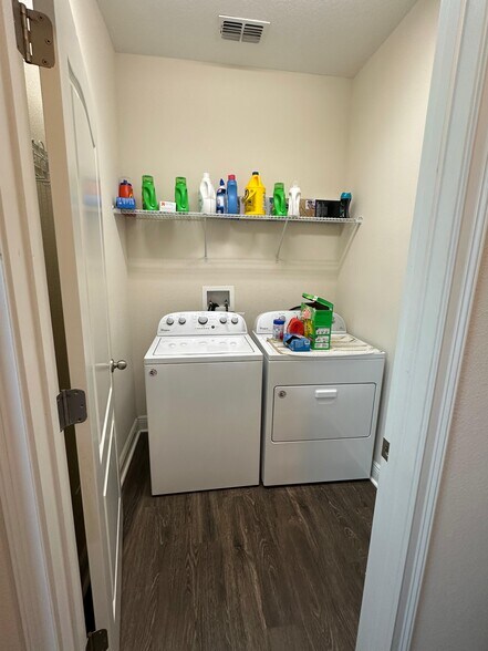 Building Photo - 6549 Calamondin Dr