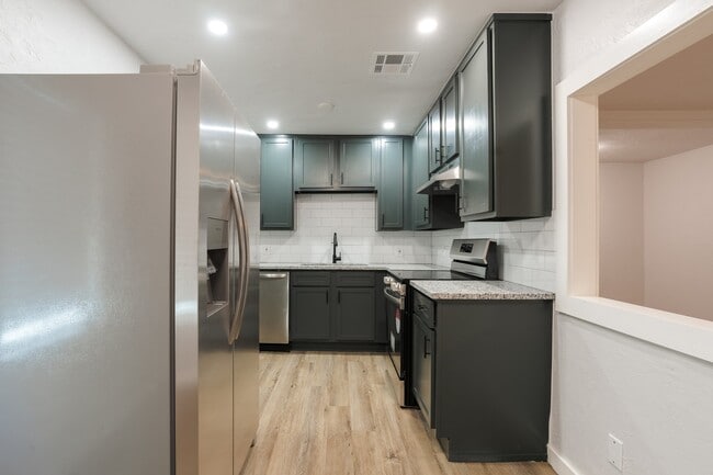 Building Photo - 600 SW 33rd St