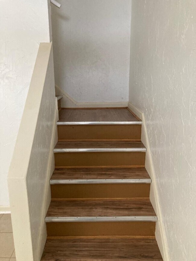 Building Photo - 2 Bedroom Condo for Rent  Warrenville HTS