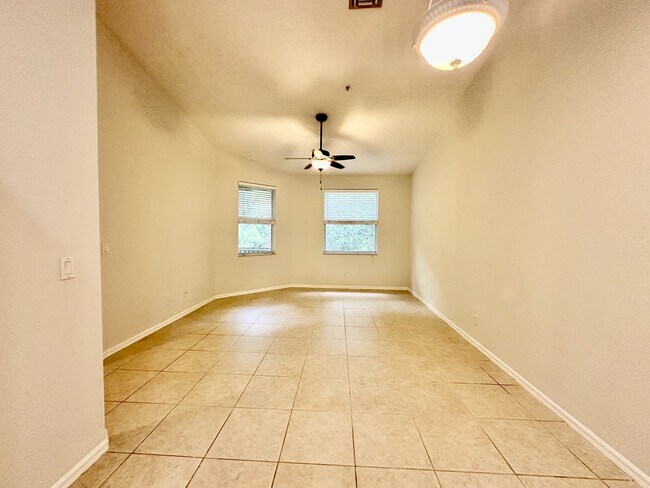 Building Photo - 1425 Mariposa Cir