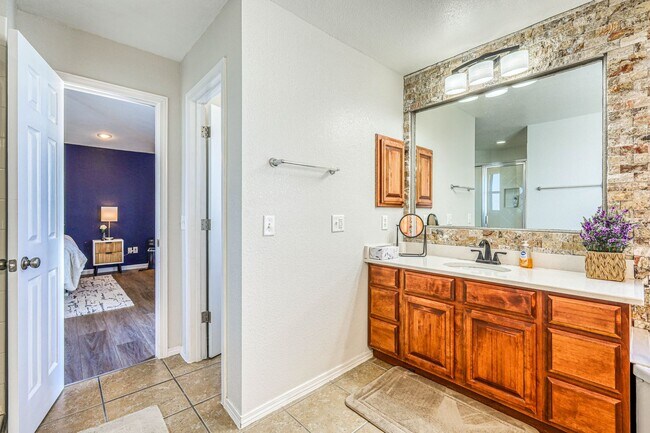 Building Photo - Beautiful Westside home FURNISHED with 4 b...