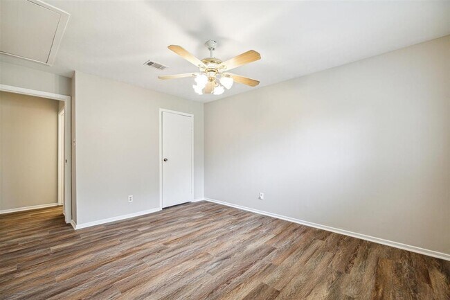 Building Photo - 2039 Hilton Head Dr