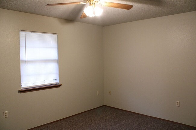 Building Photo - Newly Updated With Fresh Paint, Flooring & Countertops Throughout!