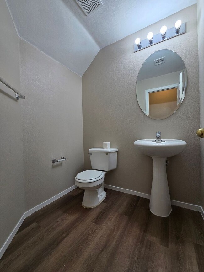 Building Photo - Terrific 3 bed + Loft 2 Car Need Space? Th...