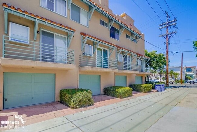 Building Photo - Modern 2Bdm 2.5Ba Town-home with Rooftop D...