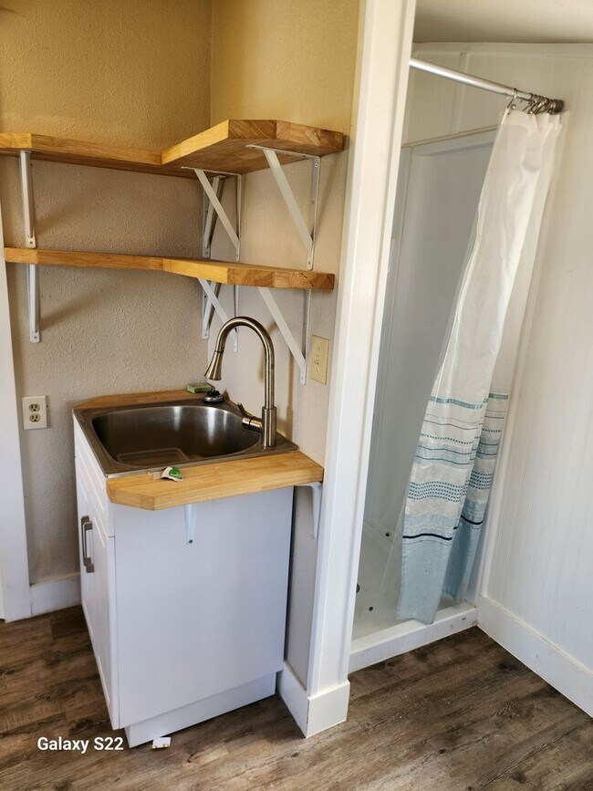 Building Photo - Beautiful home in a private country setting - Lots of light, Great Location.