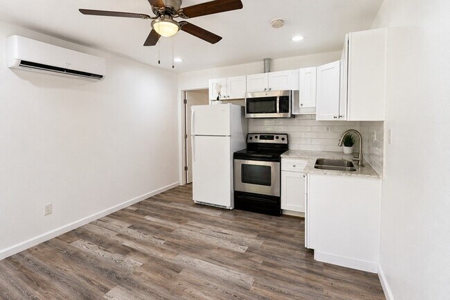 Building Photo - 3903 Midforest Dr