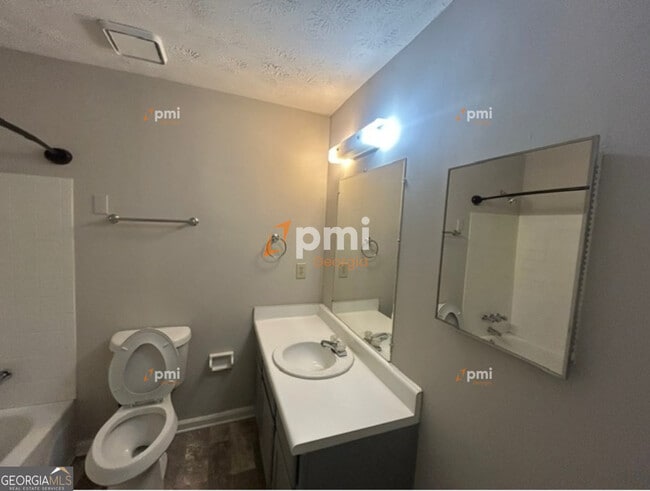 Building Photo - 667 Rae Dr SW